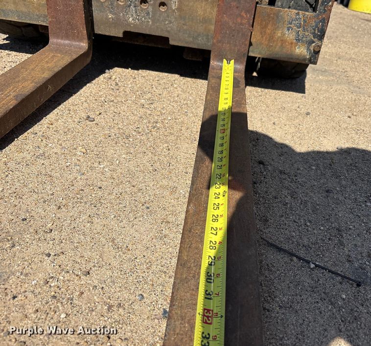 image for item EF6117 Caterpillar V40D forklift