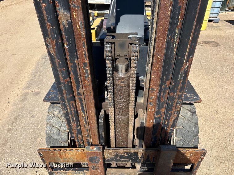 image for item EF6117 Caterpillar V40D forklift