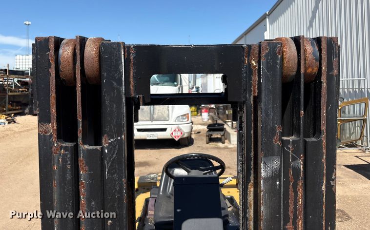 image for item EF6117 Caterpillar V40D forklift