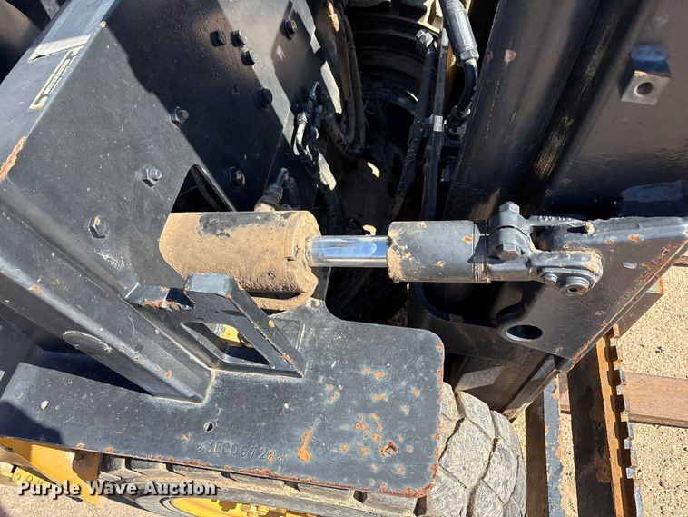 image for item EF6117 Caterpillar V40D forklift