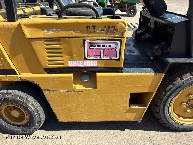 image for item EF6117 Caterpillar V40D forklift