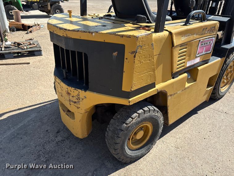 image for item EF6117 Caterpillar V40D forklift