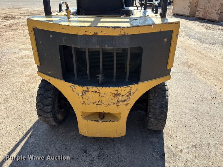 image for item EF6117 Caterpillar V40D forklift