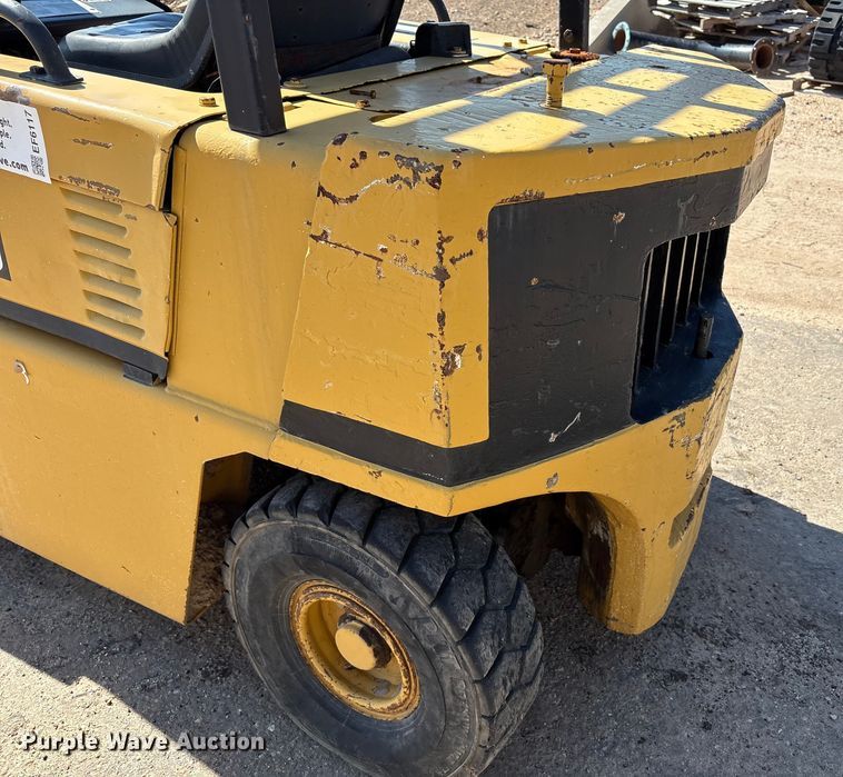 image for item EF6117 Caterpillar V40D forklift