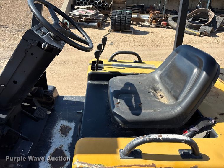 image for item EF6117 Caterpillar V40D forklift