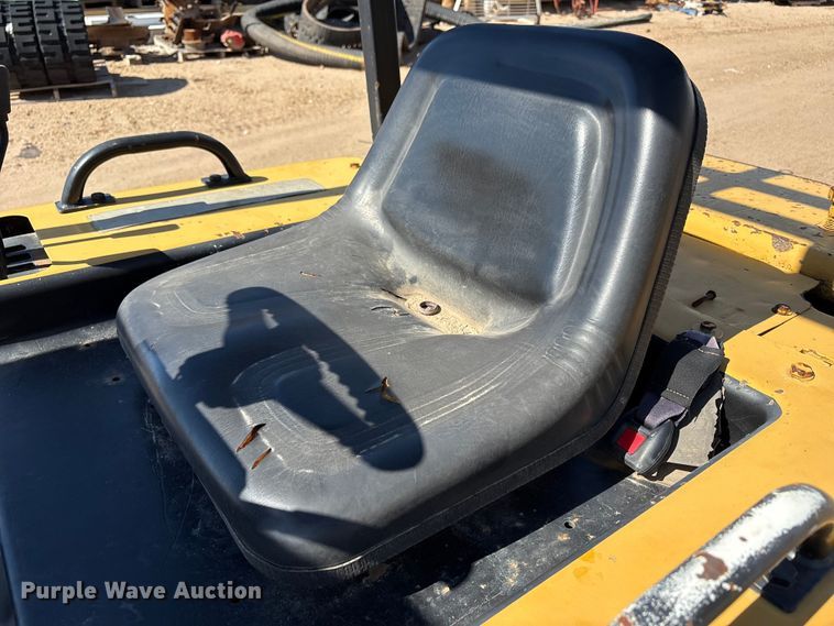 image for item EF6117 Caterpillar V40D forklift