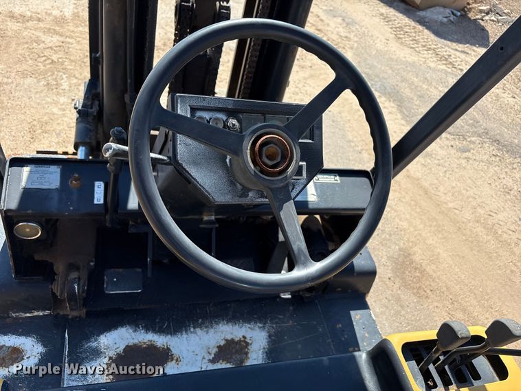 image for item EF6117 Caterpillar V40D forklift