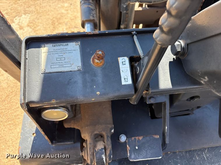 image for item EF6117 Caterpillar V40D forklift