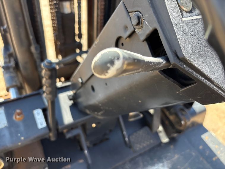 image for item EF6117 Caterpillar V40D forklift