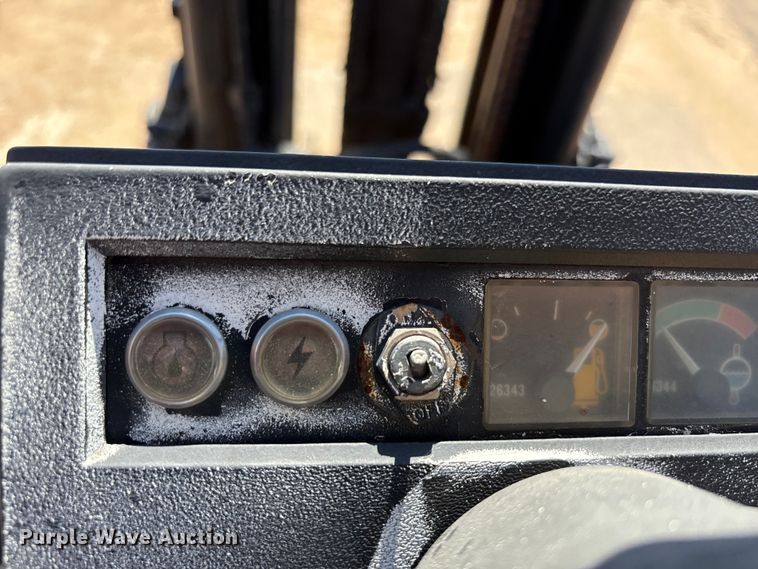 image for item EF6117 Caterpillar V40D forklift