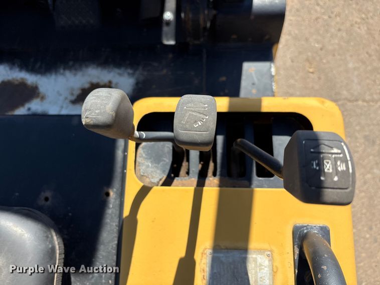 image for item EF6117 Caterpillar V40D forklift