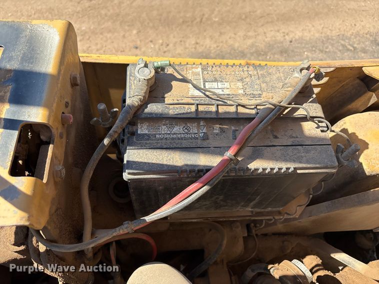 image for item EF6117 Caterpillar V40D forklift