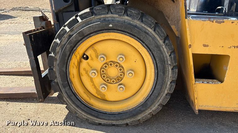 image for item EF6117 Caterpillar V40D forklift