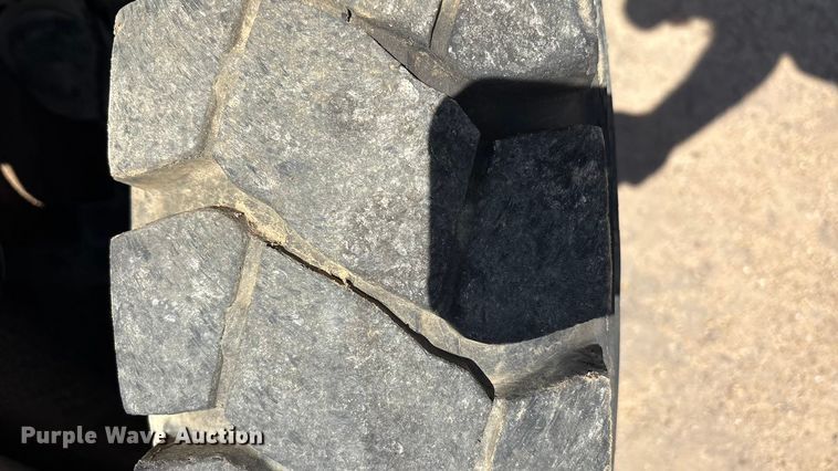 image for item EF6117 Caterpillar V40D forklift