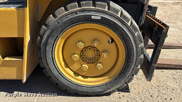 image for item EF6117 Caterpillar V40D forklift