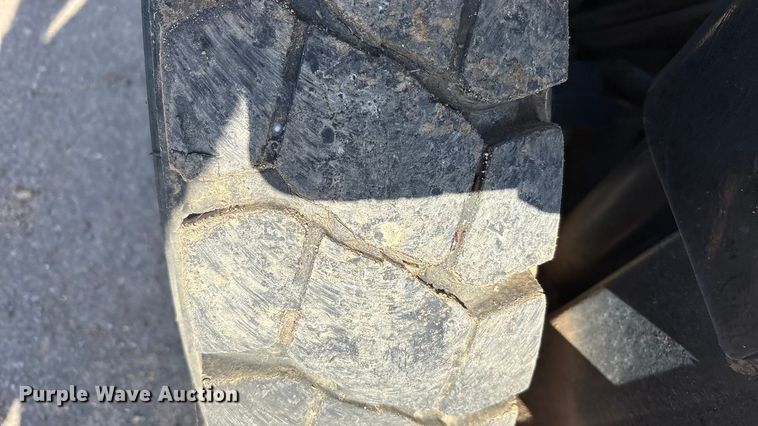 image for item EF6117 Caterpillar V40D forklift