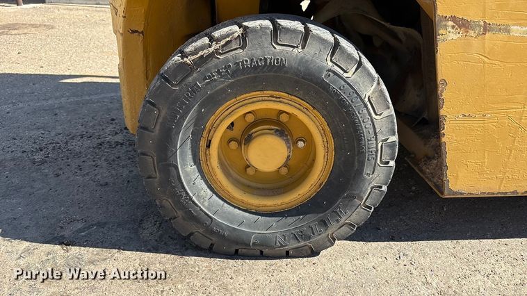 image for item EF6117 Caterpillar V40D forklift