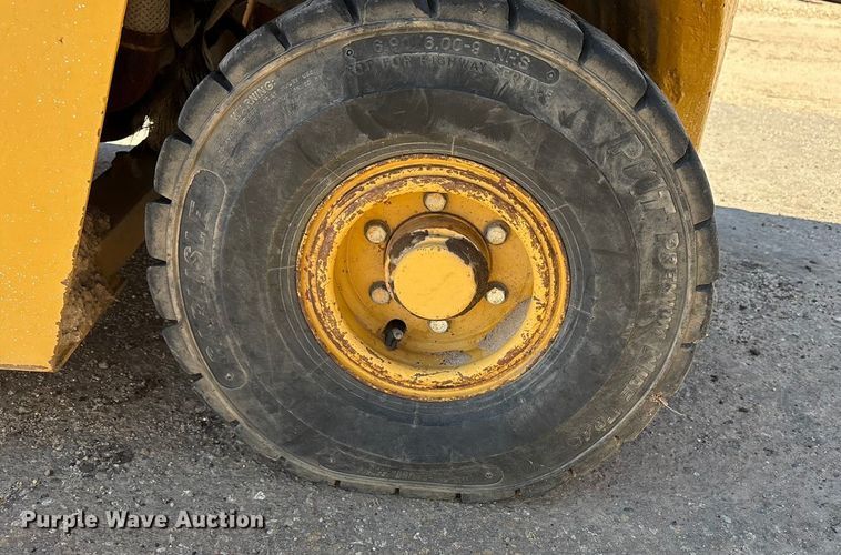 image for item EF6117 Caterpillar V40D forklift