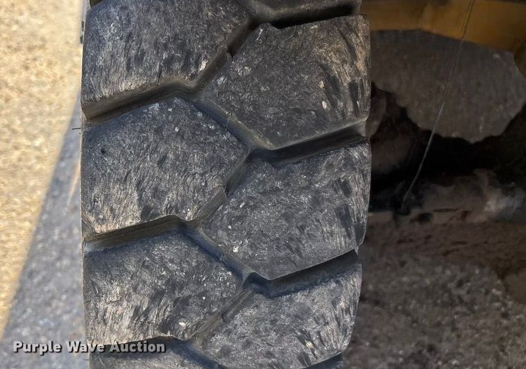 image for item EF6117 Caterpillar V40D forklift