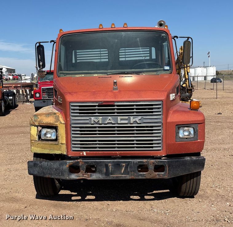 image for item EF6118 1989 Mack CM flatbed truck