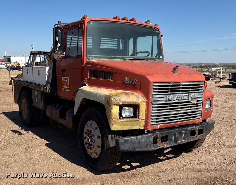 image for item EF6118 1989 Mack CM flatbed truck