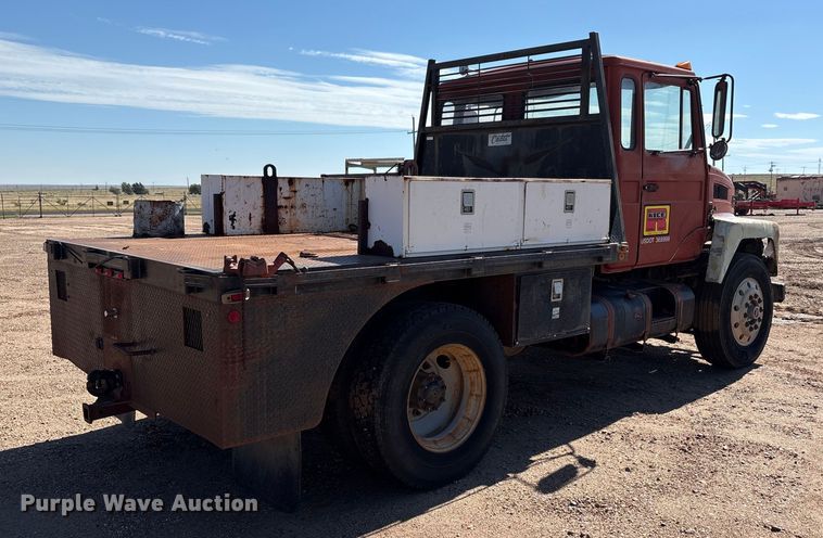 image for item EF6118 1989 Mack CM flatbed truck