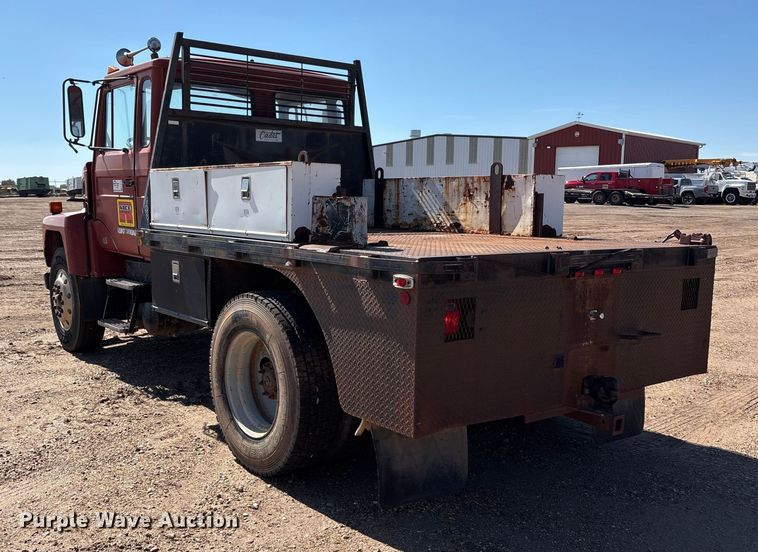 image for item EF6118 1989 Mack CM flatbed truck