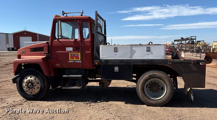 image for item EF6118 1989 Mack CM flatbed truck