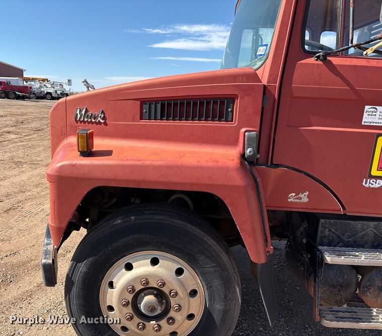 image for item EF6118 1989 Mack CM flatbed truck