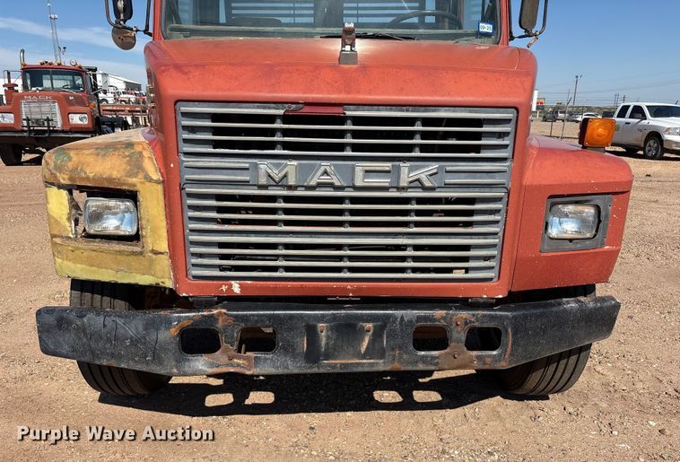 image for item EF6118 1989 Mack CM flatbed truck