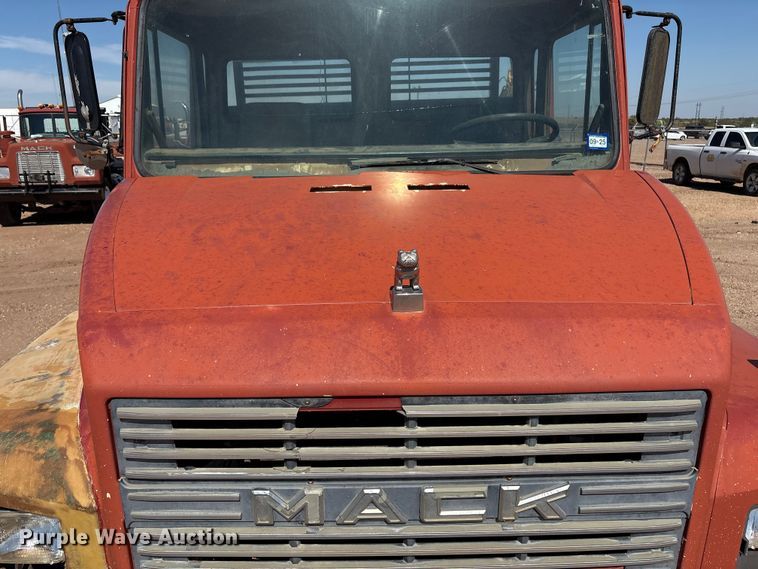 image for item EF6118 1989 Mack CM flatbed truck