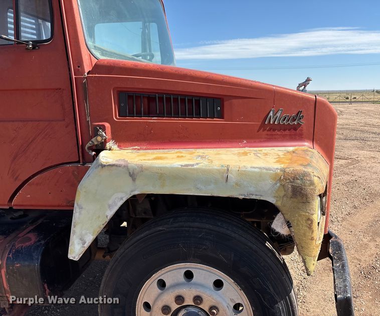 image for item EF6118 1989 Mack CM flatbed truck