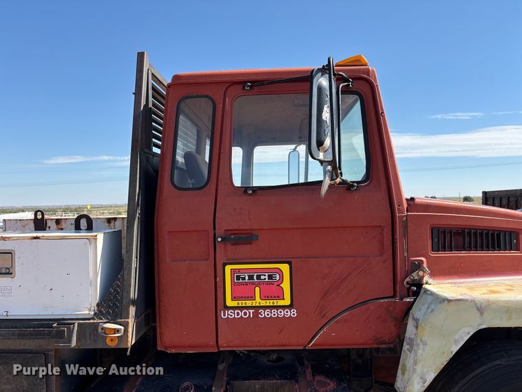 image for item EF6118 1989 Mack CM flatbed truck