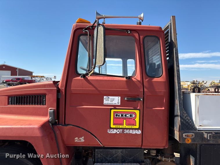 image for item EF6118 1989 Mack CM flatbed truck