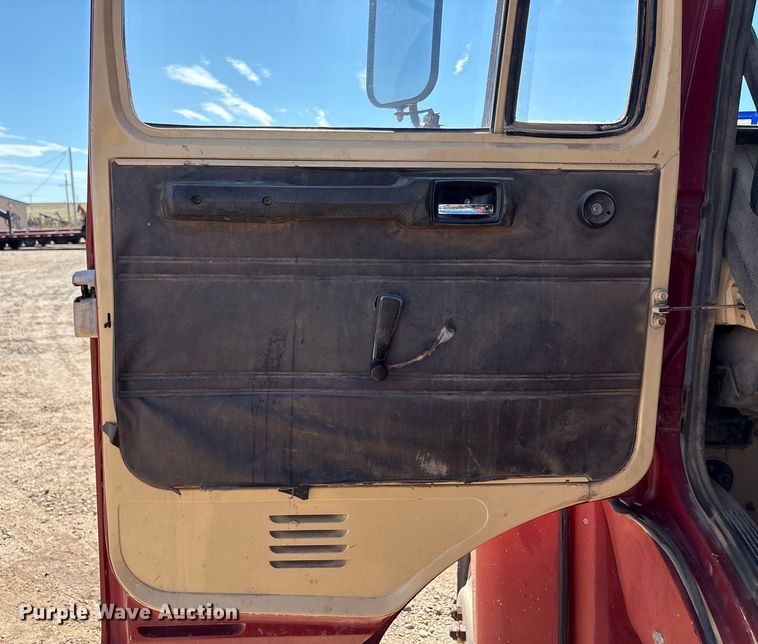 image for item EF6118 1989 Mack CM flatbed truck