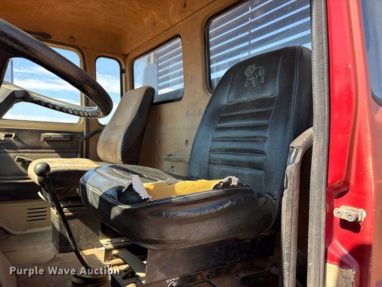 image for item EF6118 1989 Mack CM flatbed truck