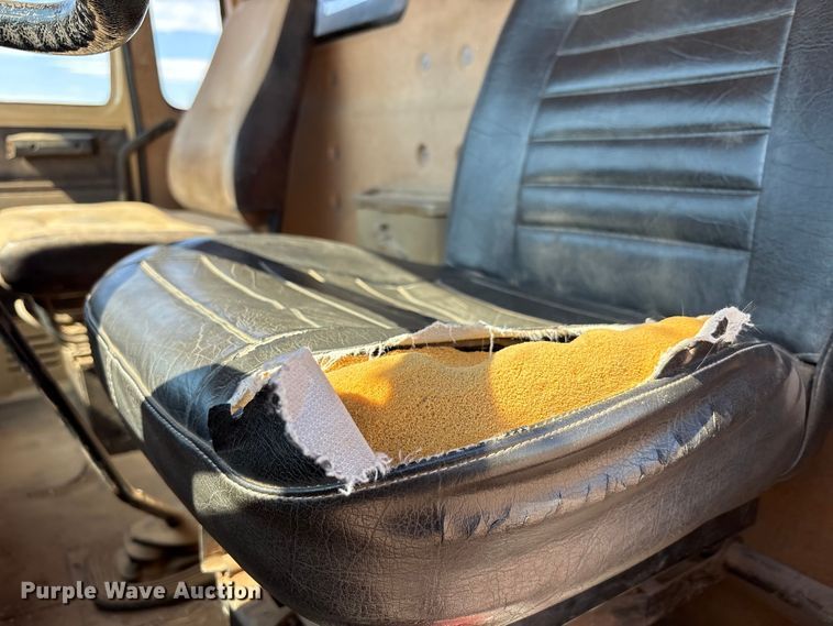 image for item EF6118 1989 Mack CM flatbed truck