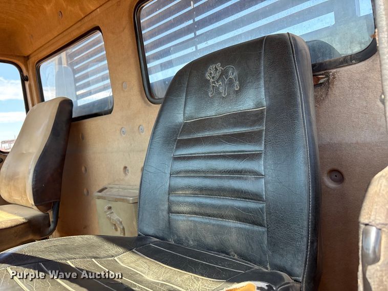 image for item EF6118 1989 Mack CM flatbed truck