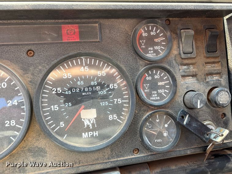 image for item EF6118 1989 Mack CM flatbed truck