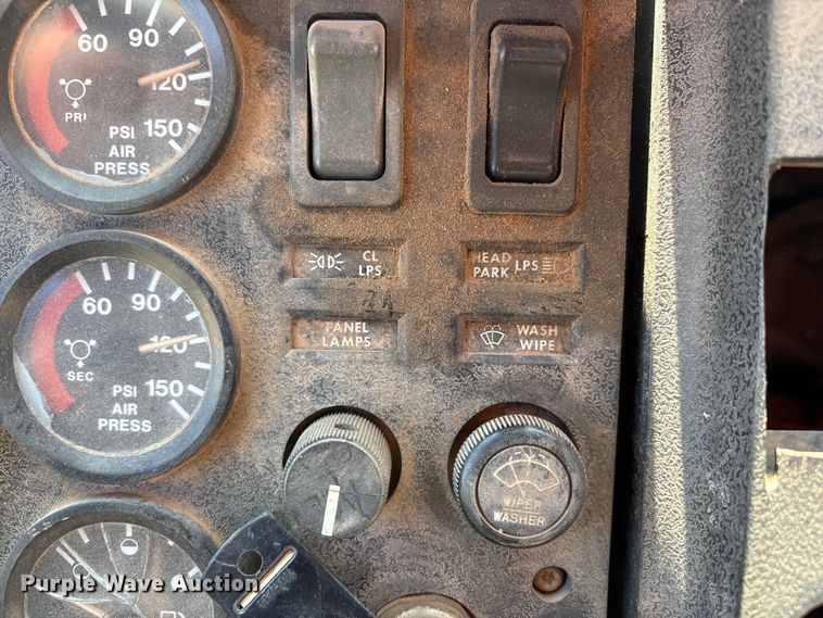 image for item EF6118 1989 Mack CM flatbed truck