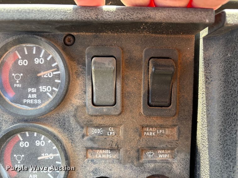 image for item EF6118 1989 Mack CM flatbed truck