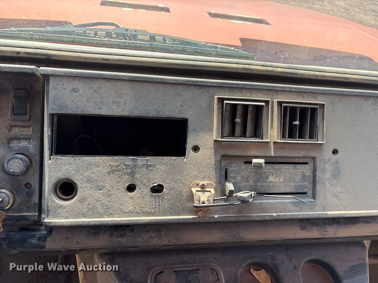 image for item EF6118 1989 Mack CM flatbed truck