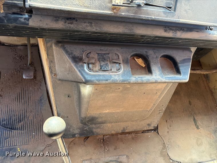 image for item EF6118 1989 Mack CM flatbed truck