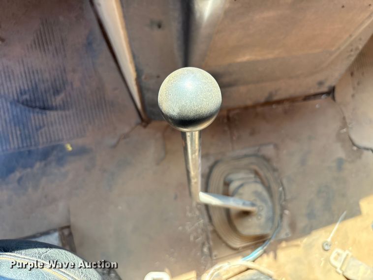 image for item EF6118 1989 Mack CM flatbed truck