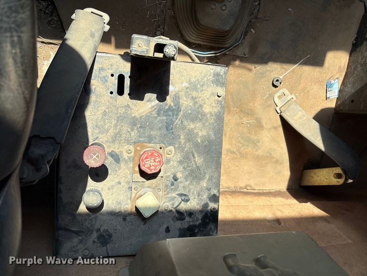 image for item EF6118 1989 Mack CM flatbed truck