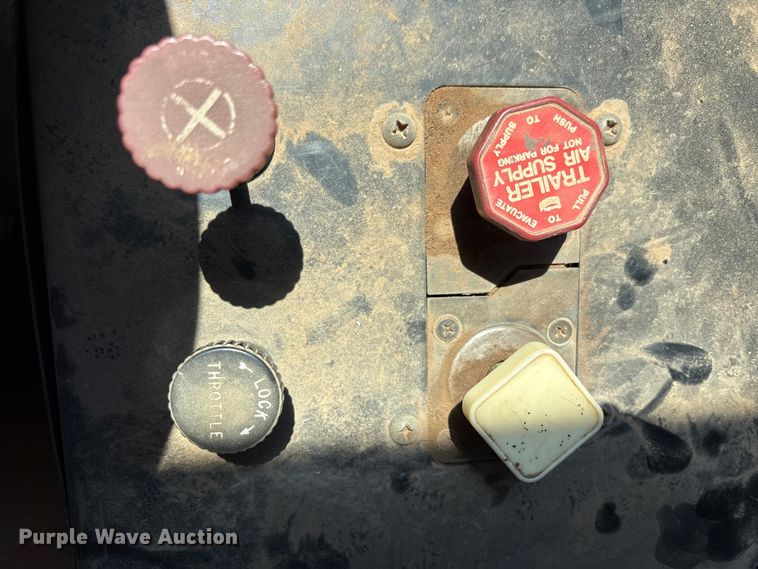 image for item EF6118 1989 Mack CM flatbed truck