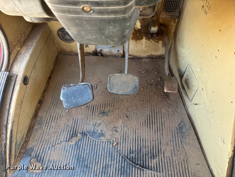 image for item EF6118 1989 Mack CM flatbed truck