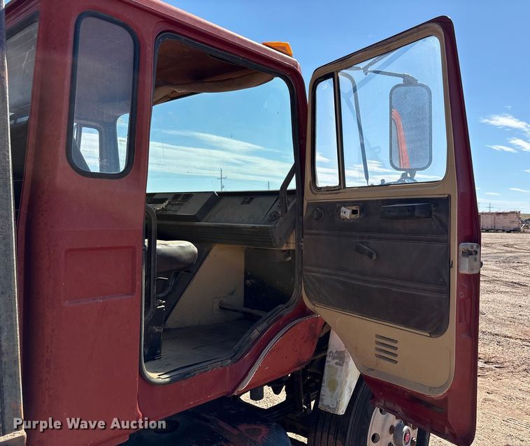 image for item EF6118 1989 Mack CM flatbed truck