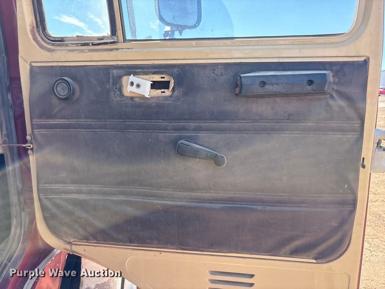 image for item EF6118 1989 Mack CM flatbed truck