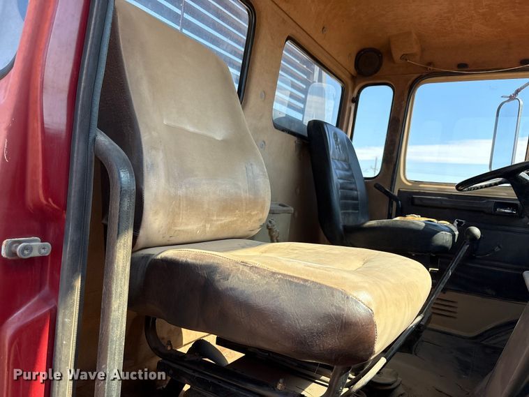 image for item EF6118 1989 Mack CM flatbed truck